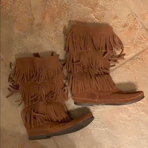 NEW Sz 7 Minnetonka mocc boots. Never worn
